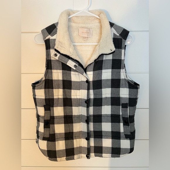 Skies Are Blue black check fuzzy vest - Picture 2 of 5